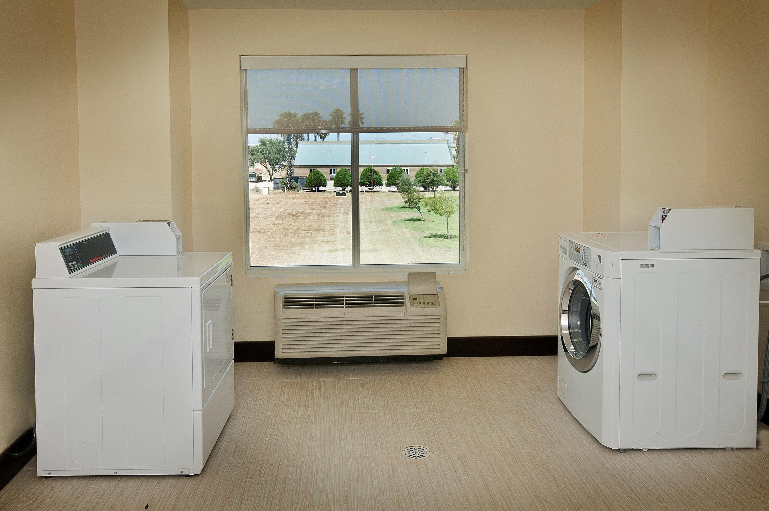Holiday Inn Express Hotel And Suites Pearsall By Ihg Eksteriør billede